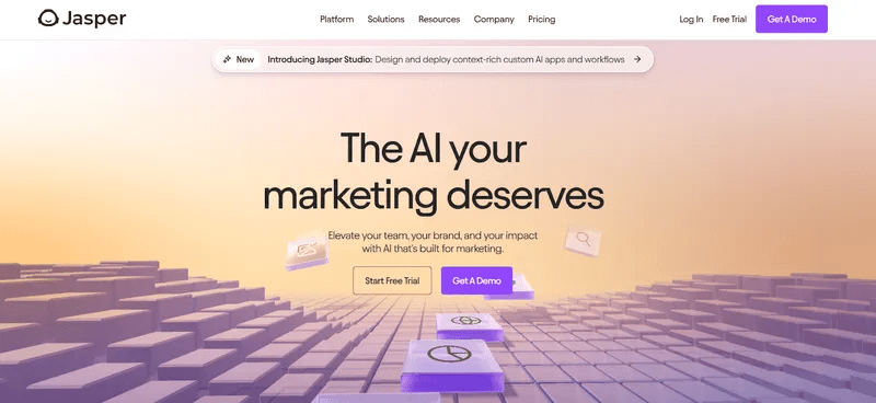 Screenshot der Jasper-Homepage mit der zentralen Überschrift „The AI your marketing deserves“, zwei violetten Buttons für Demo und Testversion sowie einem hellen Farbverlauf im Hintergrund.