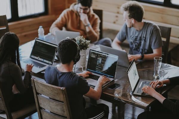 4 people working on their laptops