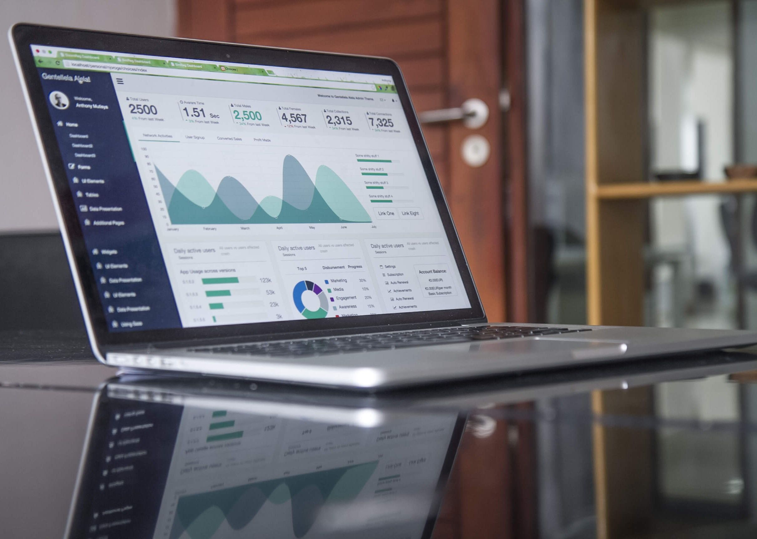 Data Visualization with diagrams on a laptop